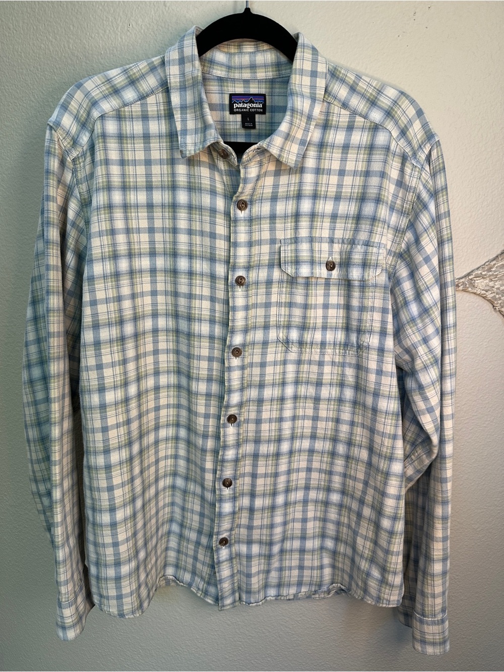 Patagonia Men's blue Lightweight Fjord plaid Flannel Shirt